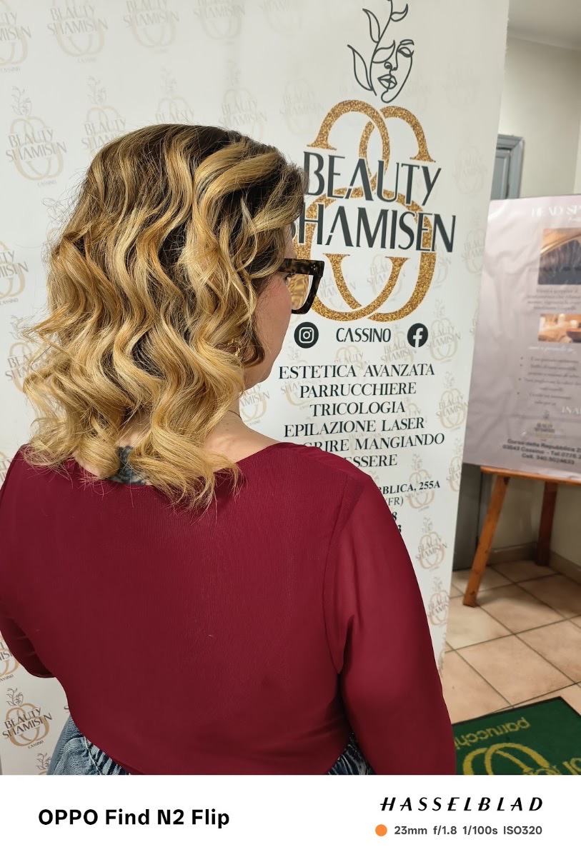Il balayage biondo di una cliente di Dino, foto del salone